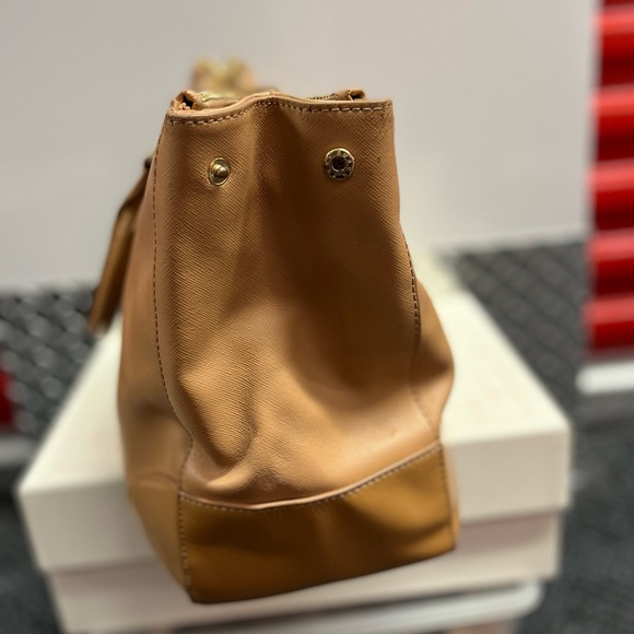 TORY BURCH Robinson Beige Saffiano Leather Large Satchel Shoulder Bag - Picture 11 of 12